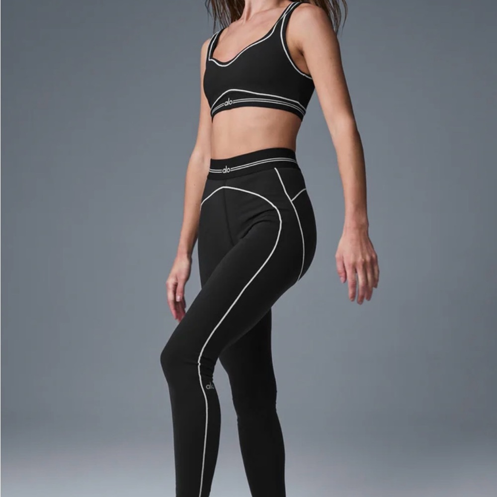 Alo yoga pants

Size S